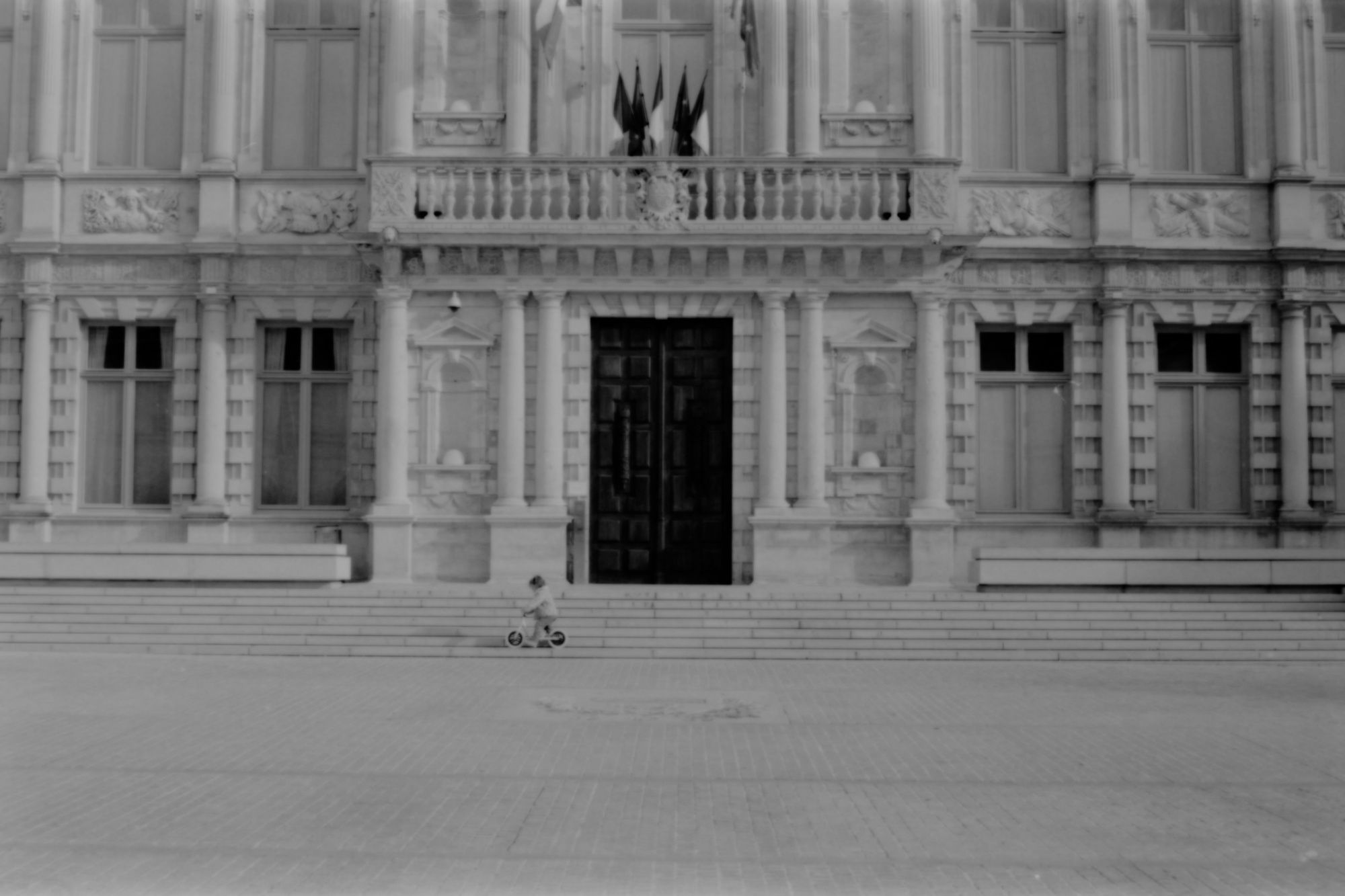 Enfant jouant sur les marches de la Mairie