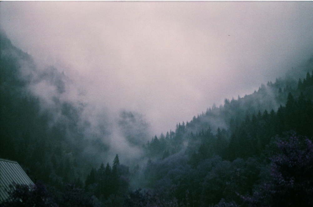 Montagnes cachés : Des montagnes cachés derrière du brouillard