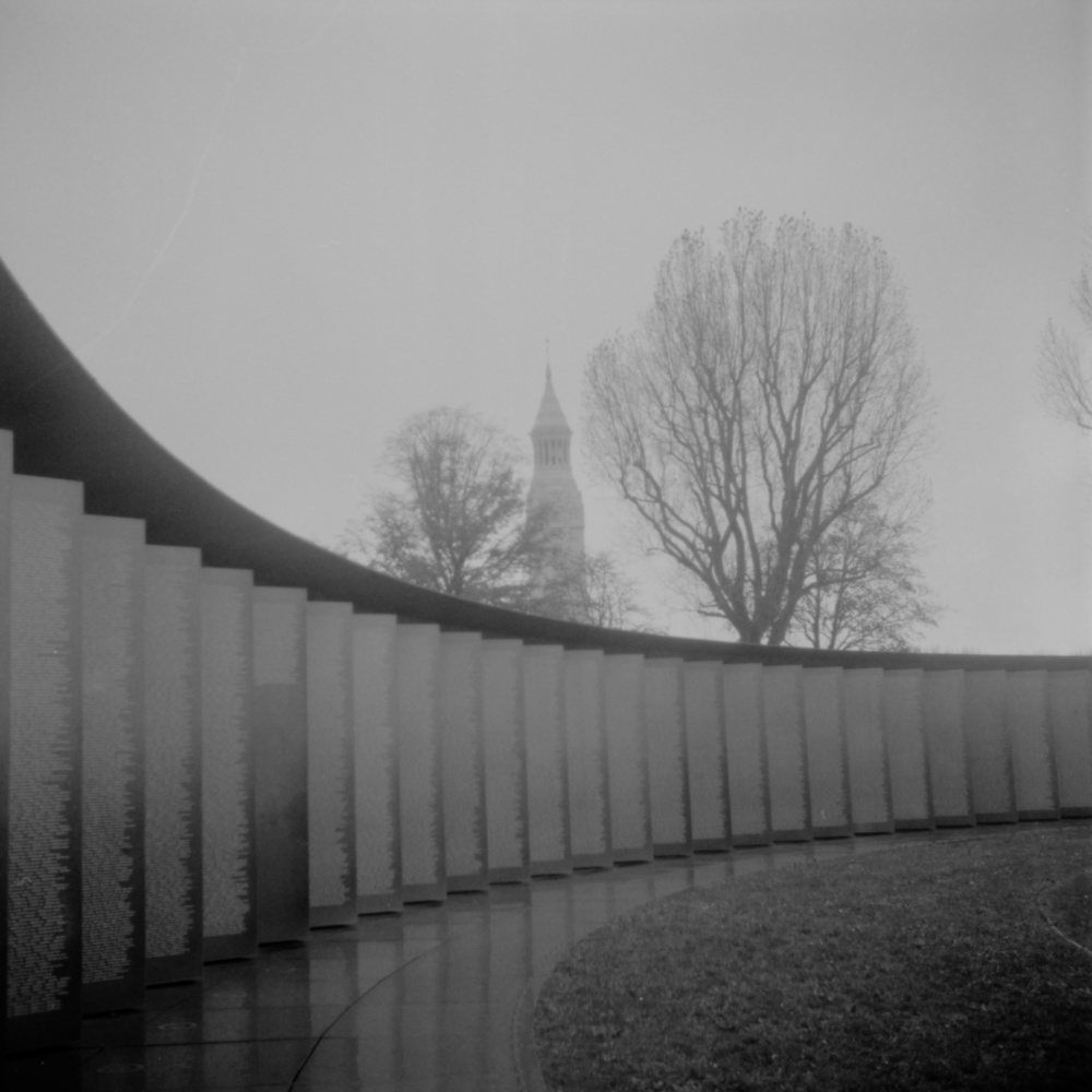 L'anneaux de la mémoire avec en fond, Notre-Dame-de-Lorette
