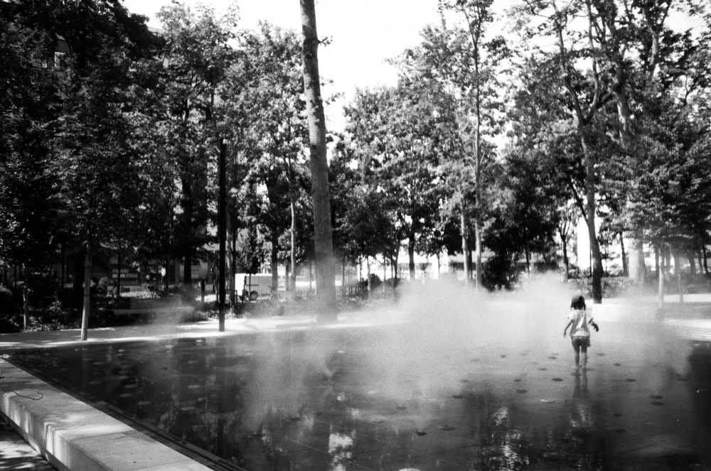 Les beaux jours : Une enfant profitant de brume d'eau durant l'été