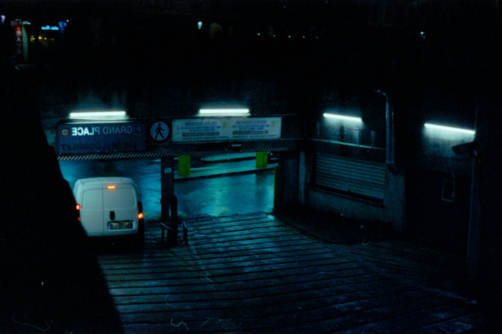 Entrée de parking : Photo prise avec une pellicule Tungsten
